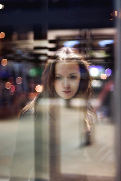 Photo portrait of young woman on street