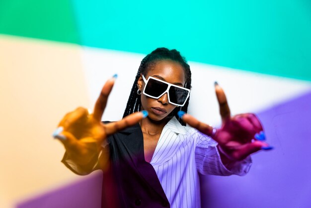 Photo portrait of young woman in sunglasses