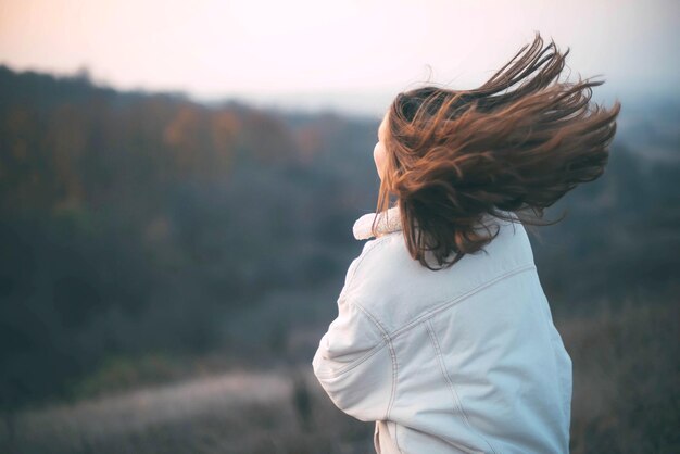 Foto ritratto di una giovane donna in una giornata di sole in autunno