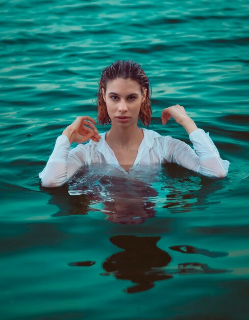 Foto ritratto di una giovane donna che nuota nel lago