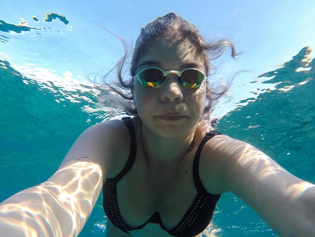 Photo portrait of young woman in swimming pool