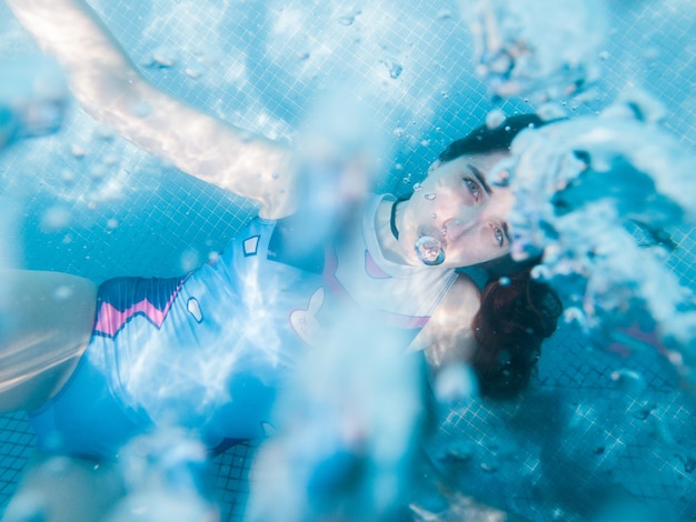 Foto ritratto di una giovane donna che nuota in piscina