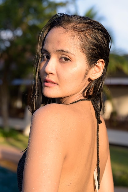 Photo portrait of young woman in swimming pool