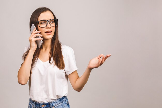 Photo portrait of young woman talking on mobile phone