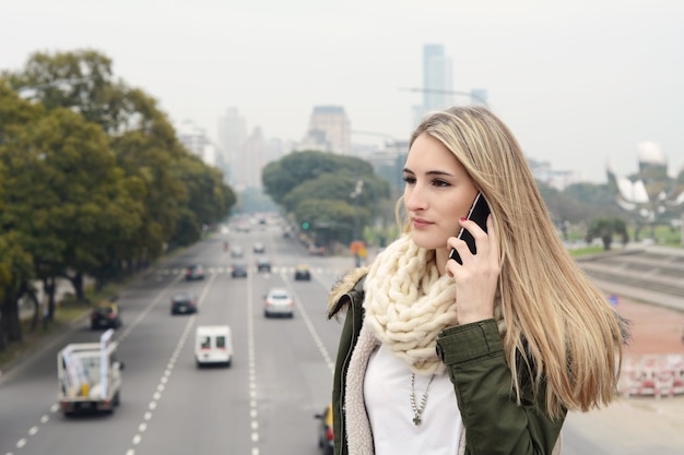 電話で話している若い女性の肖像