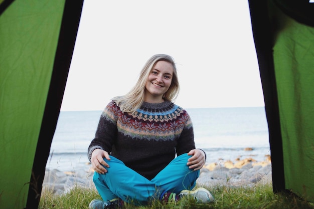 Photo portrait of young woman in tent opening