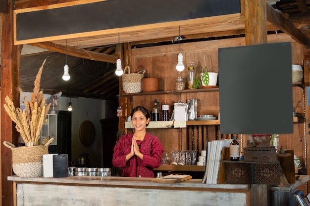 伝統的な店で若い女性の肖像画