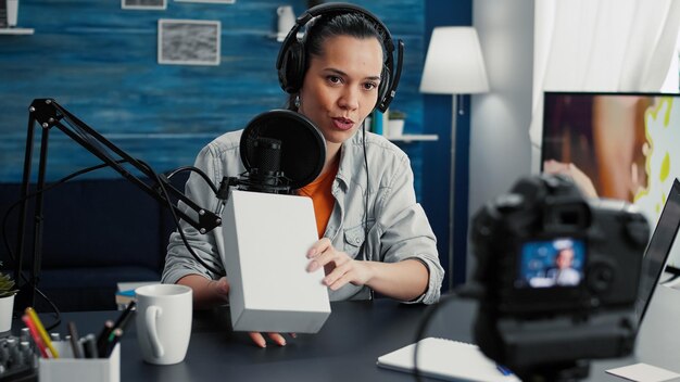 Photo portrait of young woman using digital tablet in office