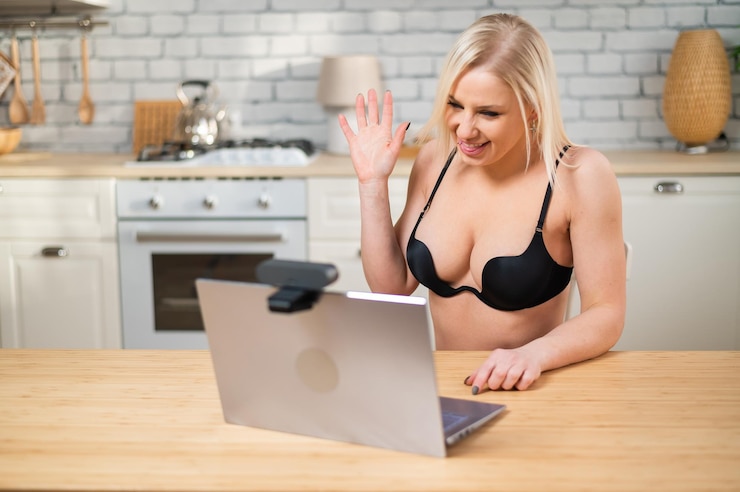 Photo portrait of young woman using digital tablet while sitting on table