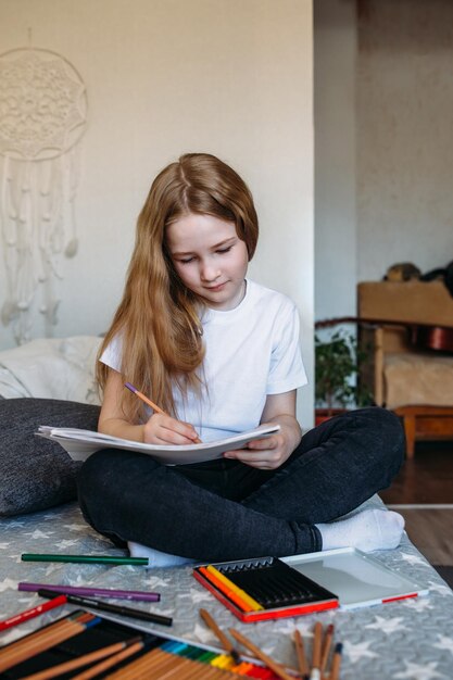 Photo portrait of young woman using laptop at home