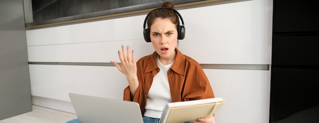 Photo portrait of young woman using laptop at home