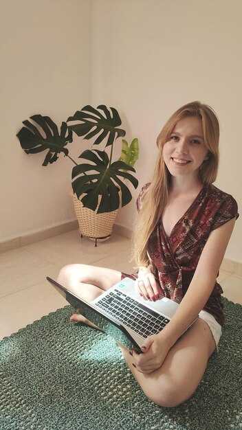 Photo portrait of young woman using laptop to study and work at home