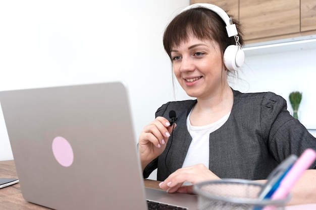 Photo portrait of young woman using laptop at table