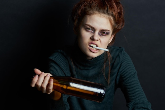 Photo portrait of young woman using mobile phone against black background