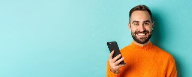 Photo portrait of young woman using mobile phone against clear sky