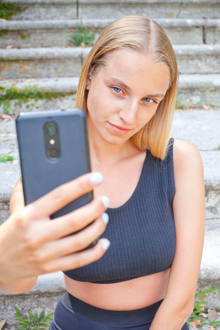 Photo portrait of young woman using mobile phone