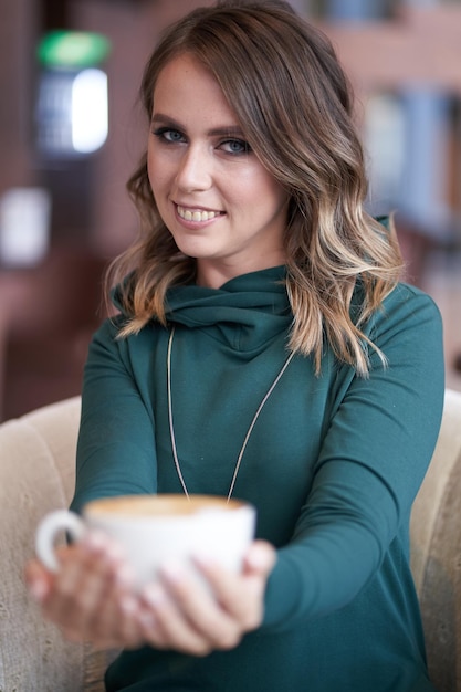 Photo portrait of young woman using mobile phone