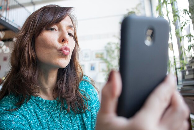 Foto ritratto di una giovane donna che usa un telefono cellulare