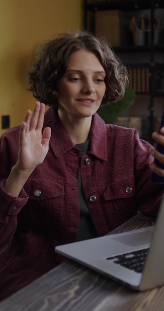 Photo portrait of young woman using mobile phone