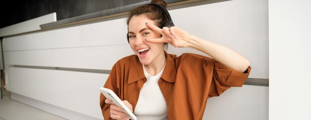 Photo portrait of young woman using mobile phone