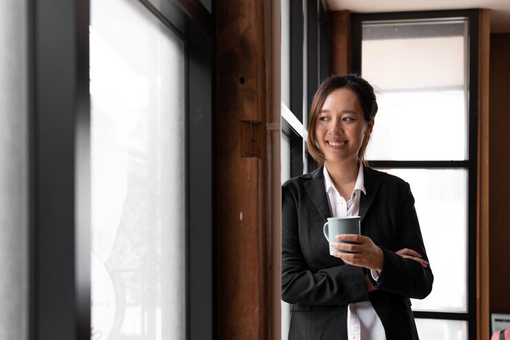 Photo 携帯電話を使っている若い女性の肖像画