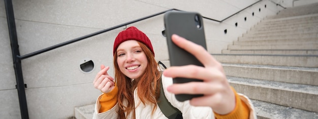 Foto ritratto di una giovane donna che usa un telefono cellulare