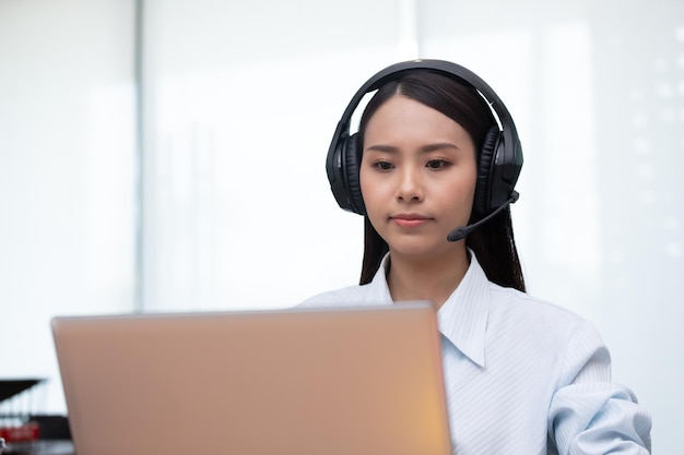携帯電話を使っている若い女性の肖像画