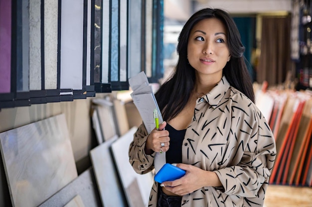 Photo portrait of young woman using mobile phone