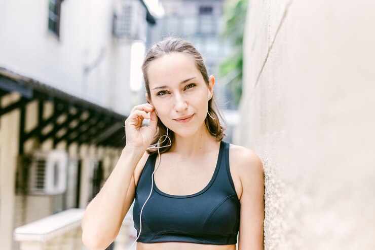 Photo 携帯電話を使っている若い女性の肖像画