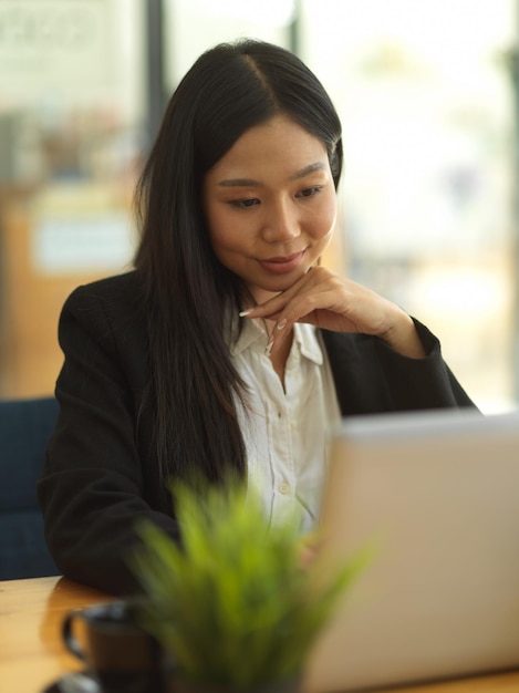 Photo portrait of young woman using phone on table