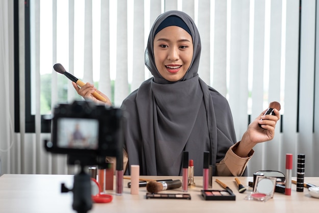 携帯電話を使っている若い女性の肖像画