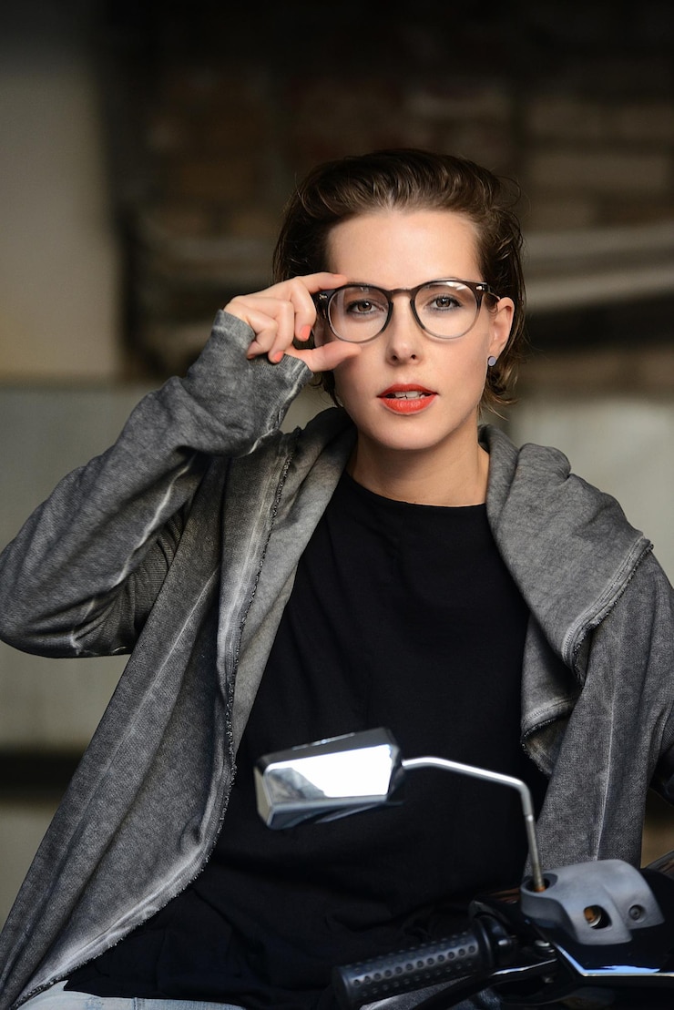 Photo portrait of young woman using smart phone outdoors