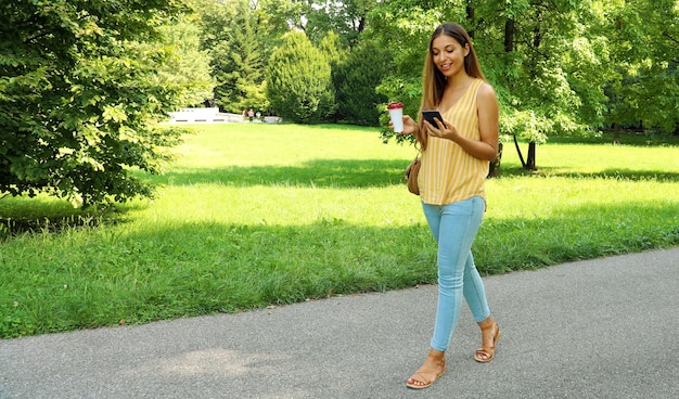 Photo portrait of young woman walking in the park