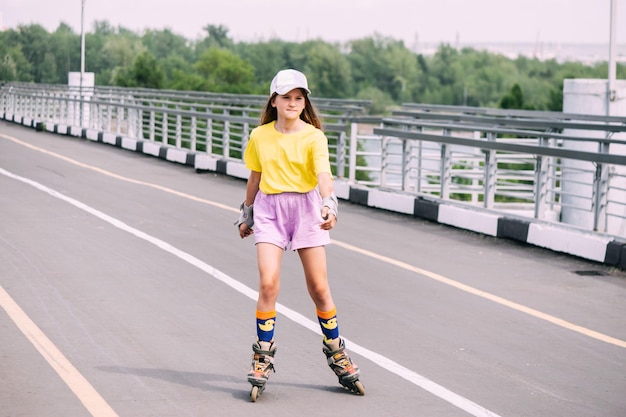 Foto ritratto di una giovane donna che cammina sulla strada