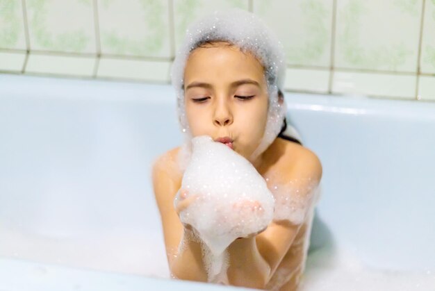 Photo portrait of young woman washing hands in sink