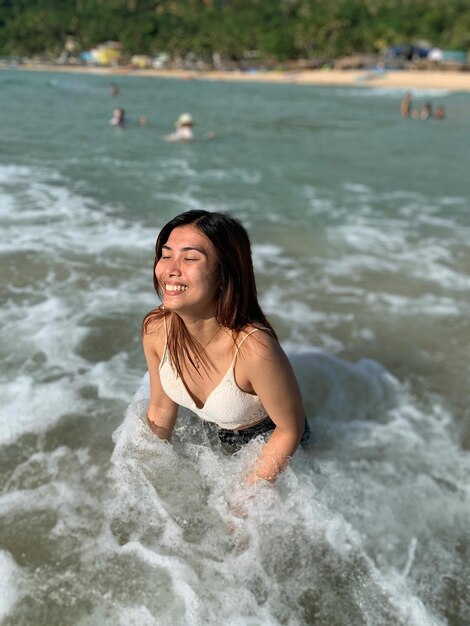 Photo portrait of young woman in water