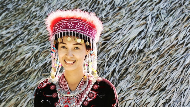 Photo portrait of young woman in water