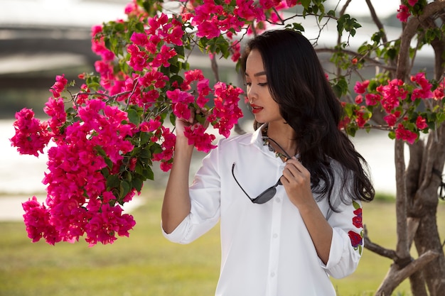 Foto ritratto di giovane donna che indossa una camicia ricamata