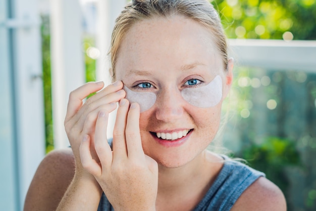 Photo portrait of young woman wearing eye patches