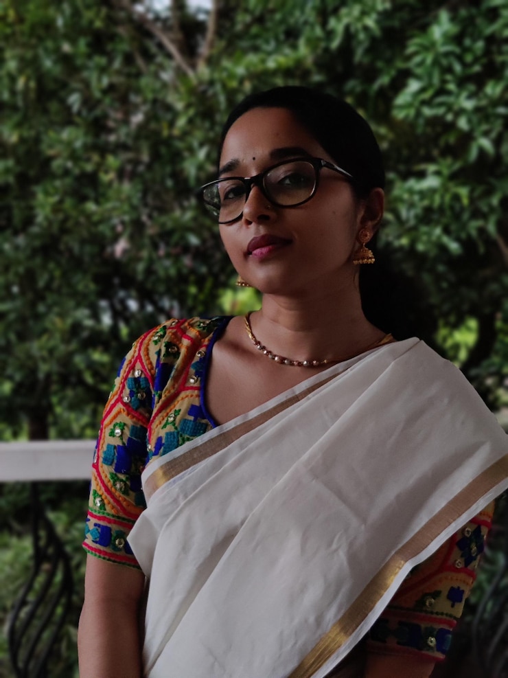 Photo portrait of a young woman wearing eyeglasses