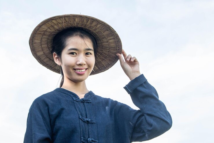 Photo 하늘을 배경으로 모자를 입은 젊은 여성의 초상화