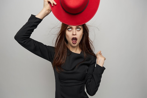 Foto ritratto di una giovane donna che indossa un cappello su uno sfondo bianco