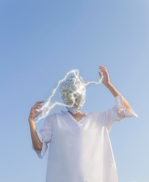 Photo portrait of young woman wearing hat standing against clear sky