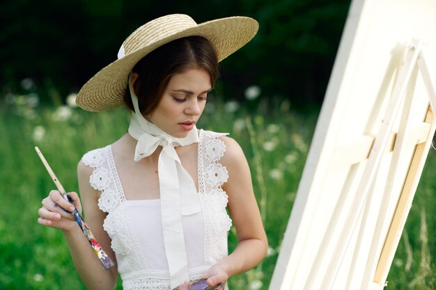 Foto ritratto di una giovane donna che indossa un cappello