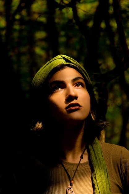 Foto ritratto di una giovane donna con un cappello