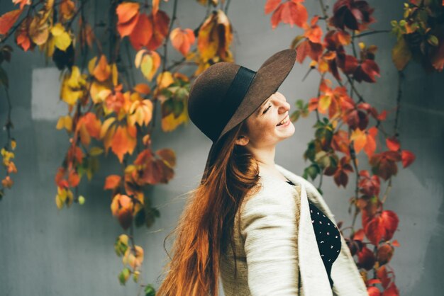 Photo portrait of young woman wearing hat