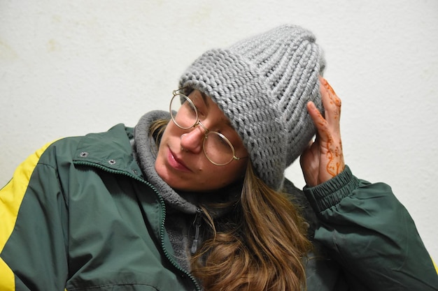 Photo portrait of young woman wearing hat