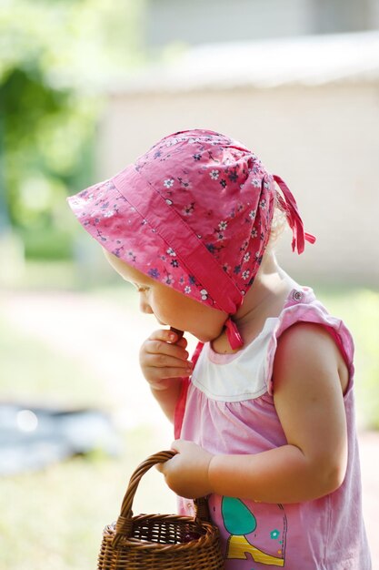 Foto ritratto di una giovane donna che indossa un cappello