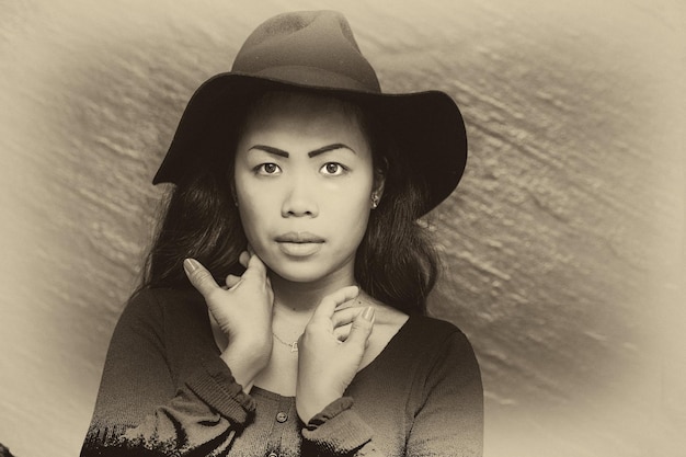 Photo portrait of young woman wearing hat