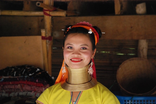 Photo portrait of young woman wearing hat